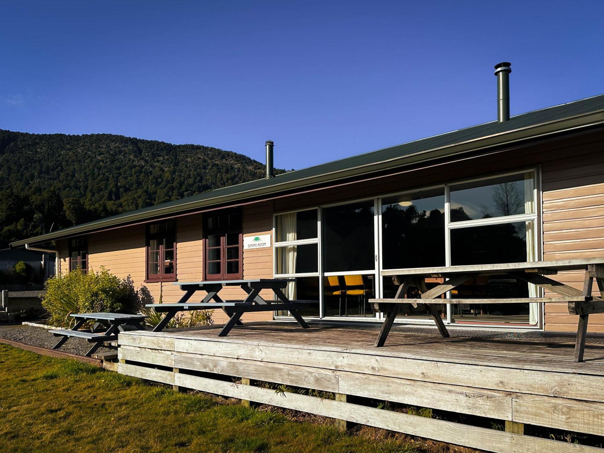 The Crossing Lodge & Backpackers Erua Bagian luar foto