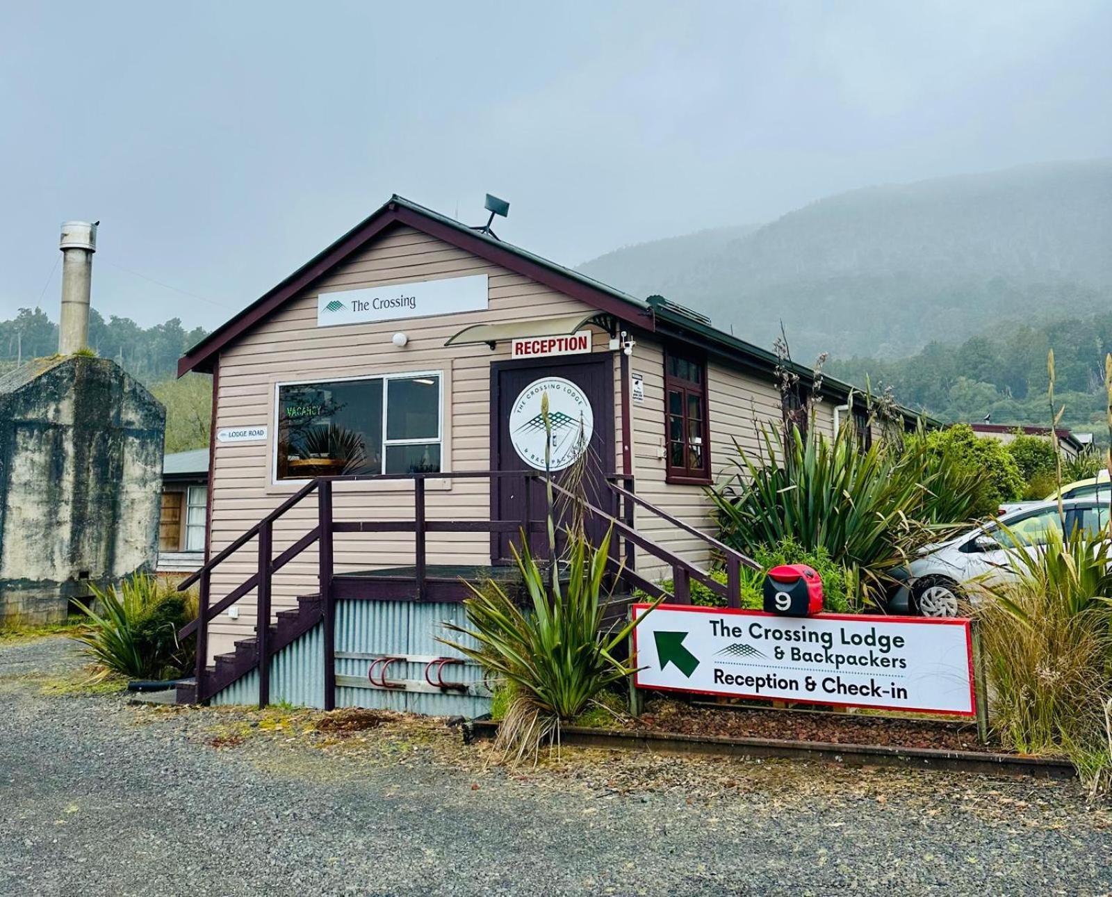 The Crossing Lodge & Backpackers Erua Bagian luar foto